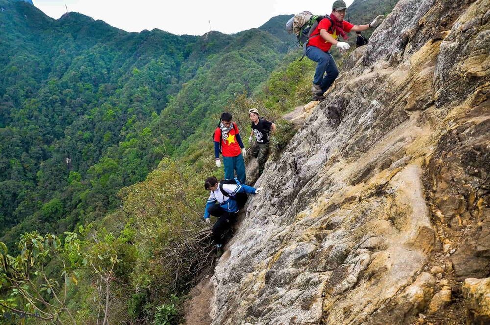 Du lịch mạo hiểm: Trekking, leo núi và lặn biển.