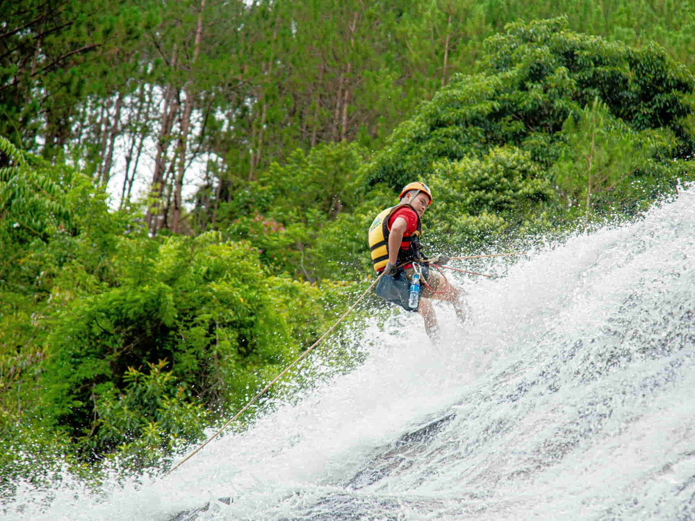 Du lịch mạo hiểm: Trekking, leo núi và lặn biển.