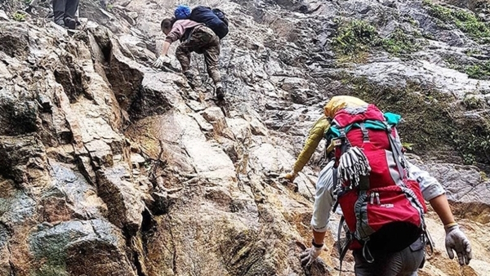 Du lịch mạo hiểm: Trekking, leo núi và lặn biển.