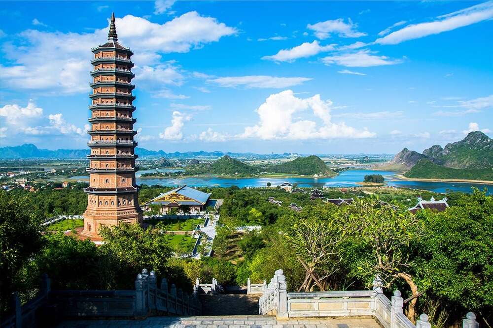 Du lịch tâm linh và những địa điểm chùa chiền nổi tiếng.