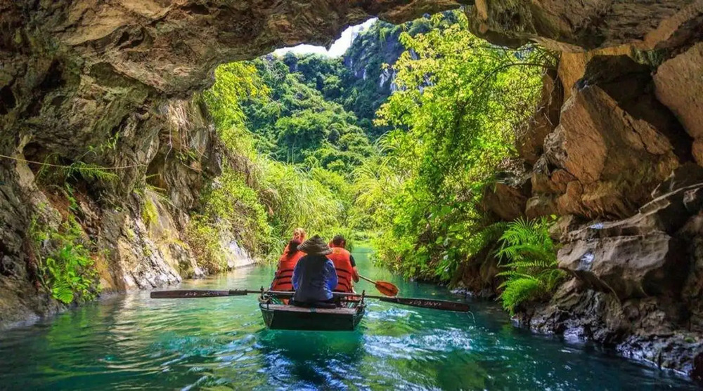 Khám phá các hang động kỳ vĩ