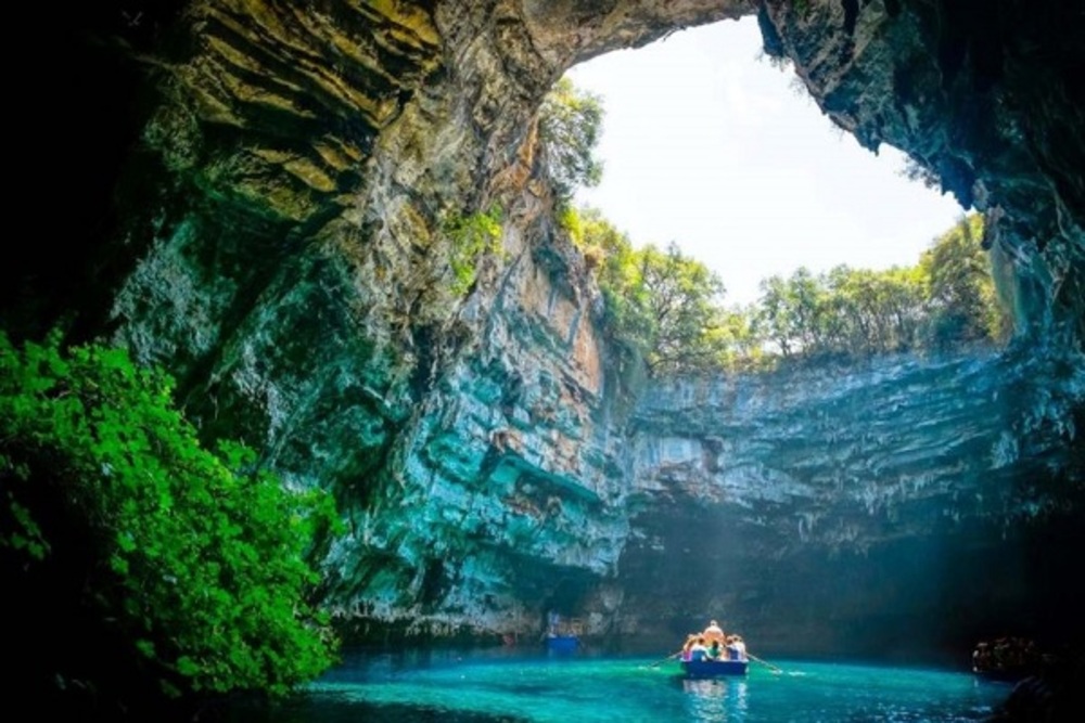 Khám phá các hang động kỳ vĩ