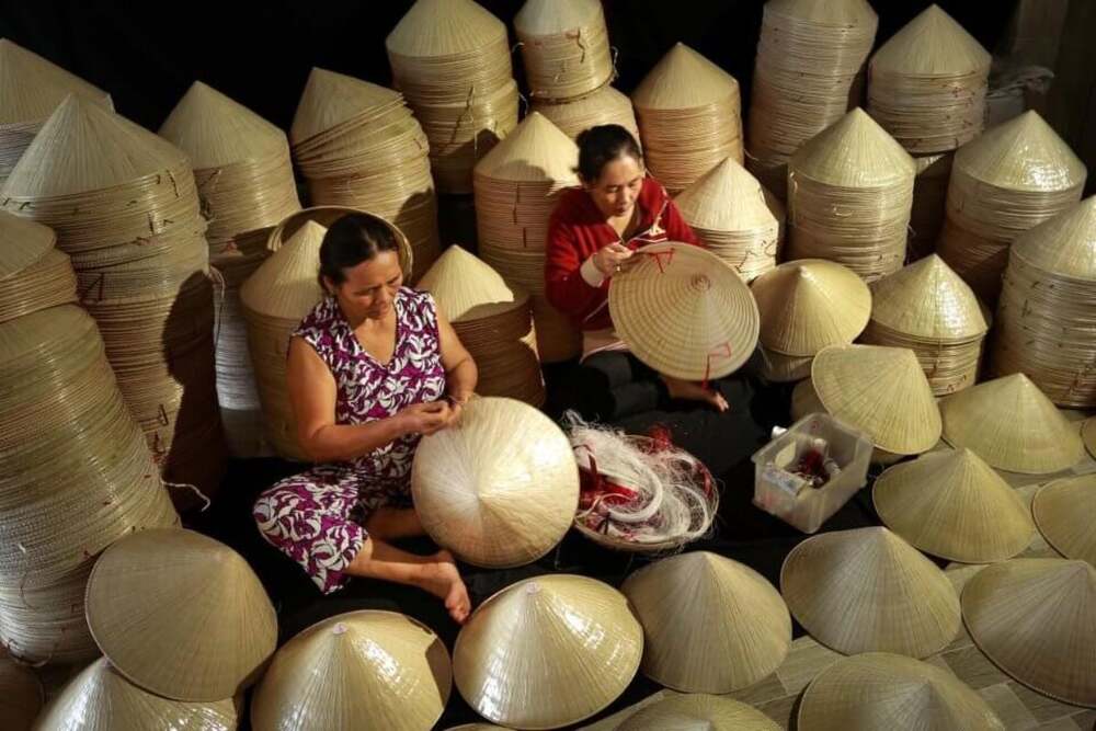 Khám phá các làng nghề truyền thống.