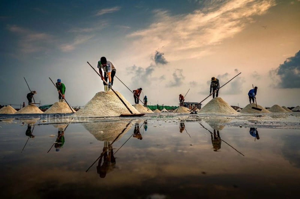 Khám phá các làng nghề truyền thống.