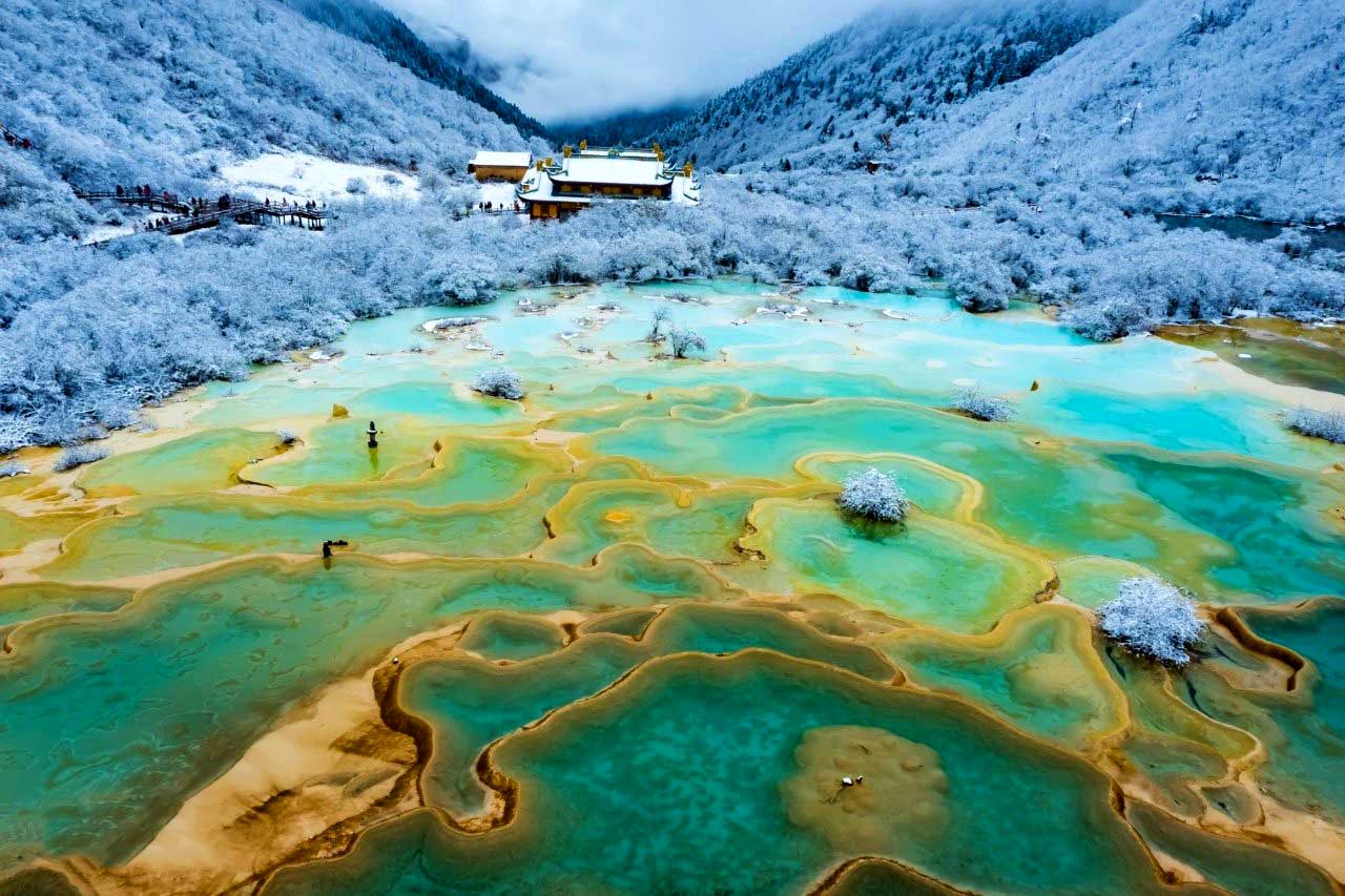 Hồ nước đổi màu kỳ ảo tại Cửu Trại Câu Trung Quốc