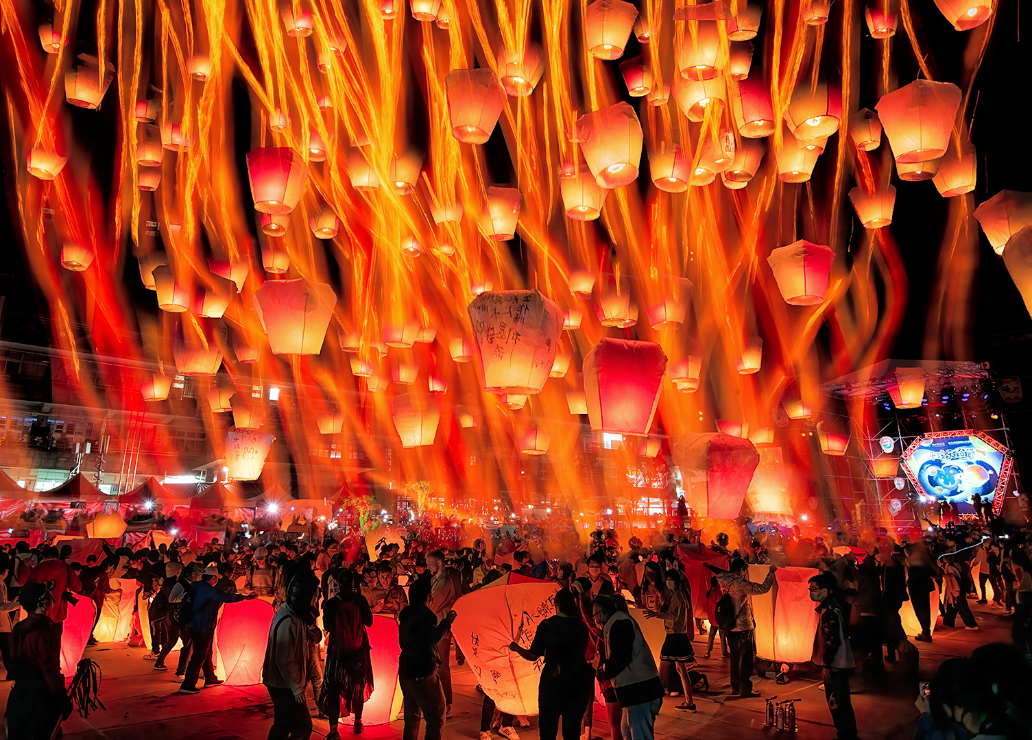 Khám phá Bắc Kinh cổ kính khi du lịch Trung Quốc dịp Tết Nguyên Đán với Tử Cấm Thành và lễ hội mùa xuân rực rỡ.