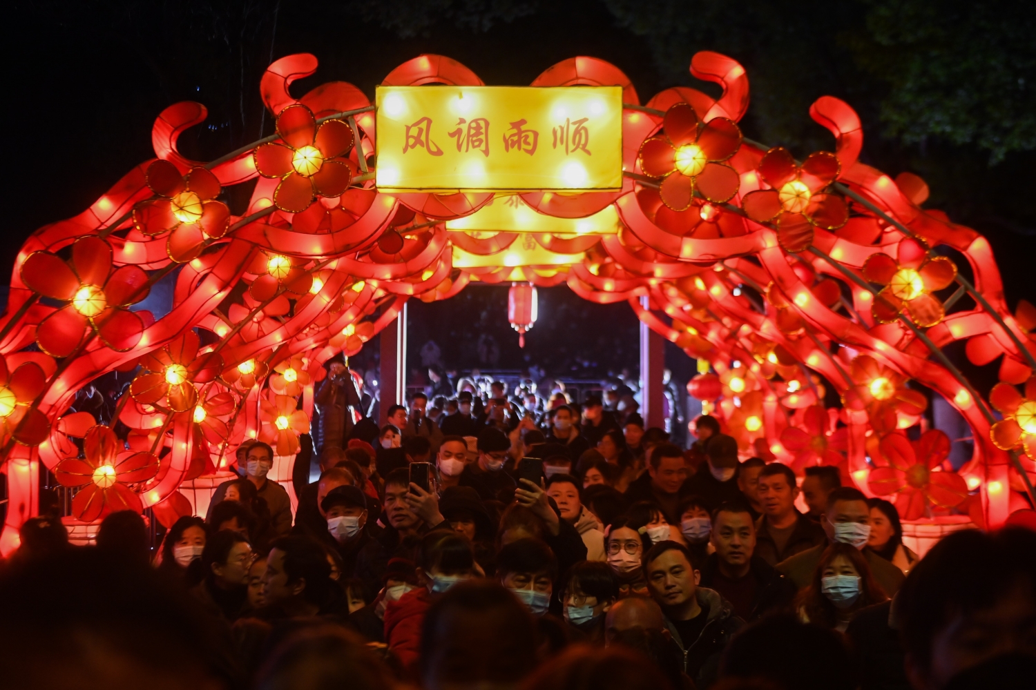 Không khí rực rỡ khi du lịch Trung Quốc dịp Tết Nguyên Đán với phố đèn lồng đỏ và lễ hội mùa xuân