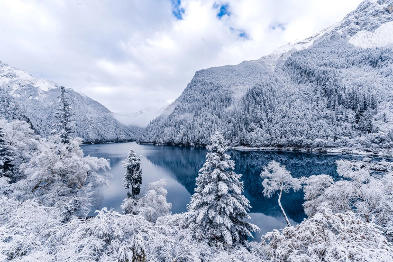 Khung cảnh tuyết trắng mùa đông tại Cửu Trại Câu Trung Quốc