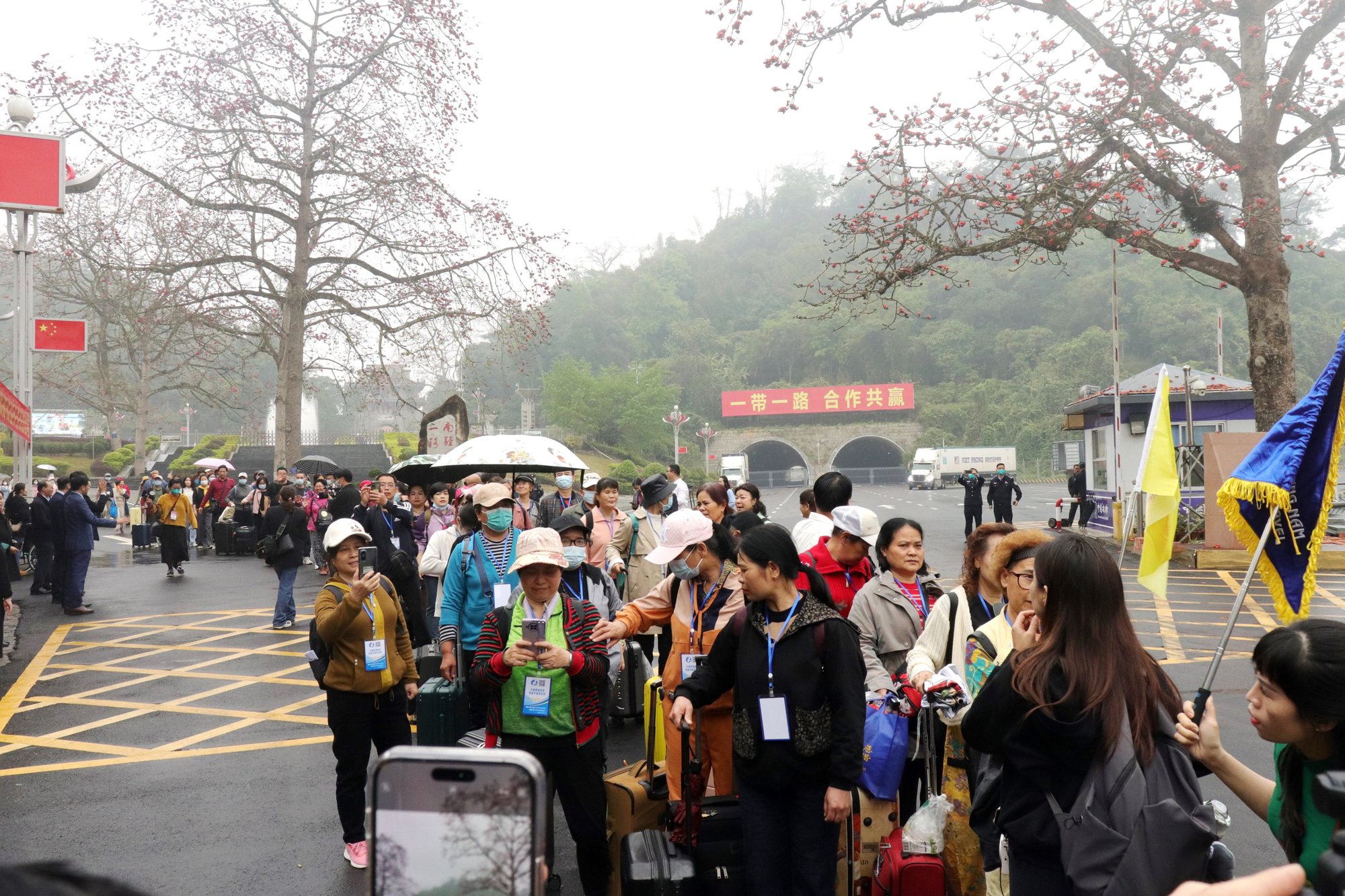 So sánh trải nghiệm du lịch cá nhân và du lịch theo đoàn tại Trung Quốc