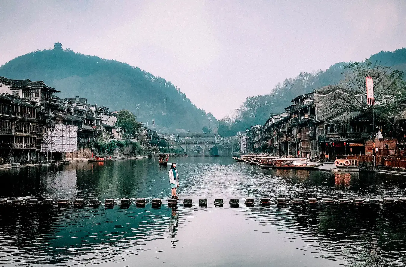 Tour Trung Quốc thể hiện sự giao thoa giữa cổ trấn truyền thống và thành phố hiện đại