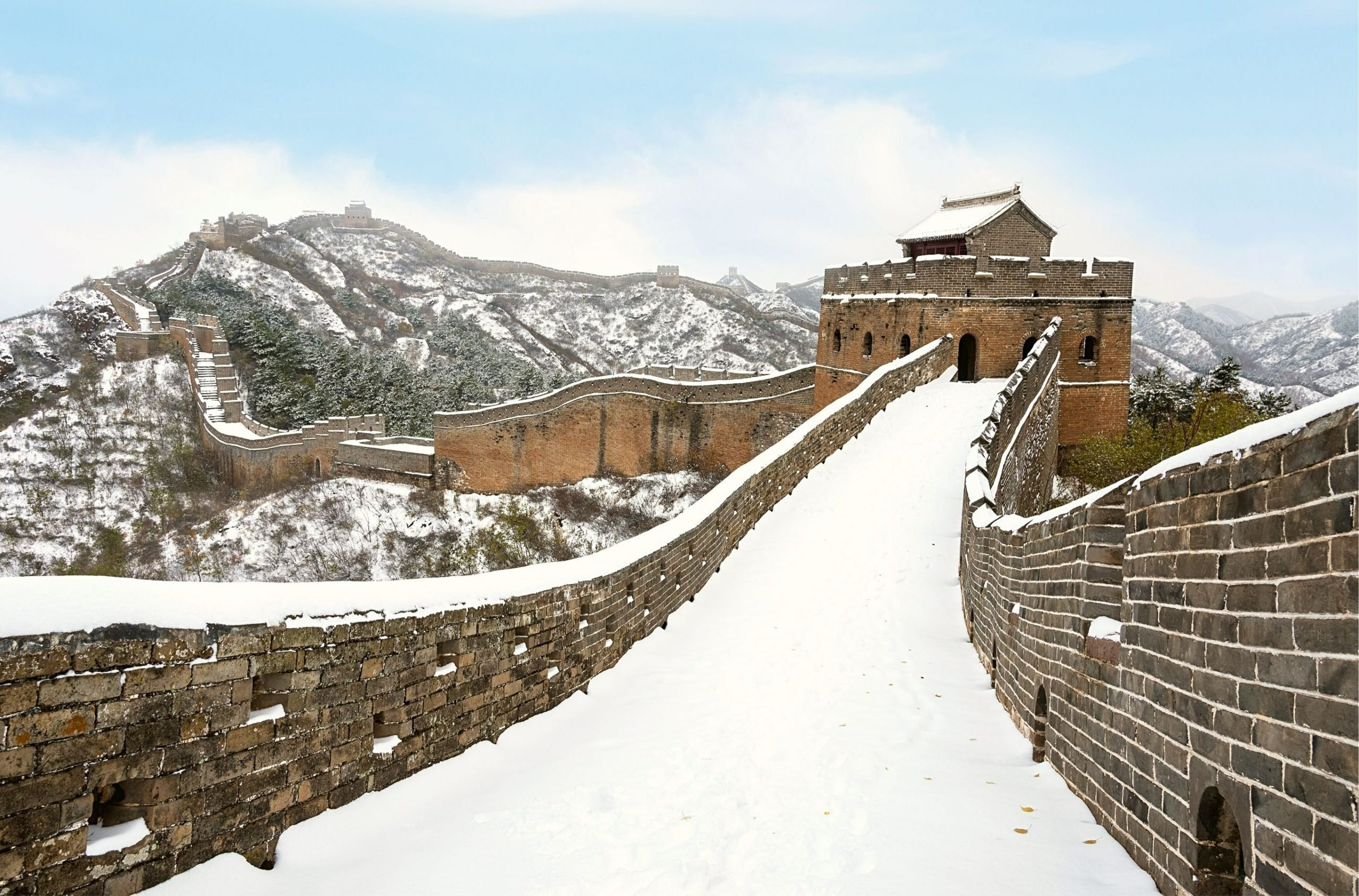 Vạn Lý Trường Thành phủ tuyết nhìn từ trên cao