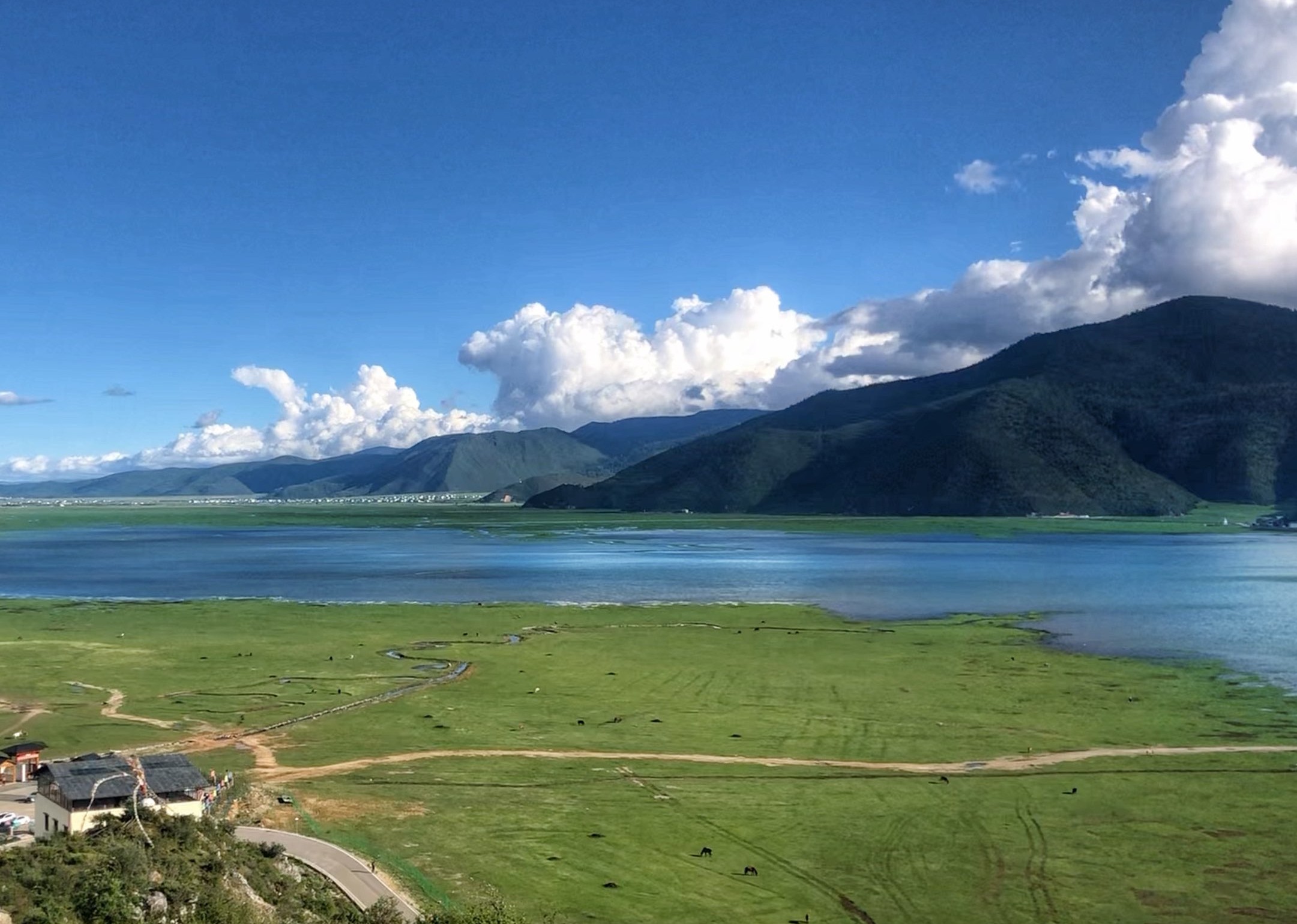 Cảnh quan cao nguyên hoang sơ và bầu không khí trong lành