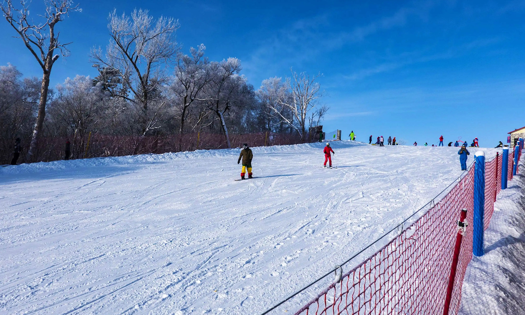 Du khách lần đầu làm quen với bộ môn trượt tuyết