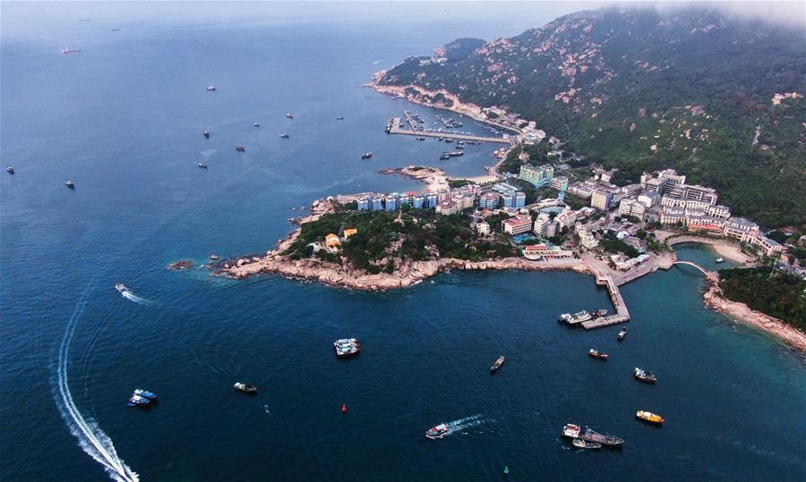 Không gian làng chài yên bình trên đảo Ngoại Linh Đinh