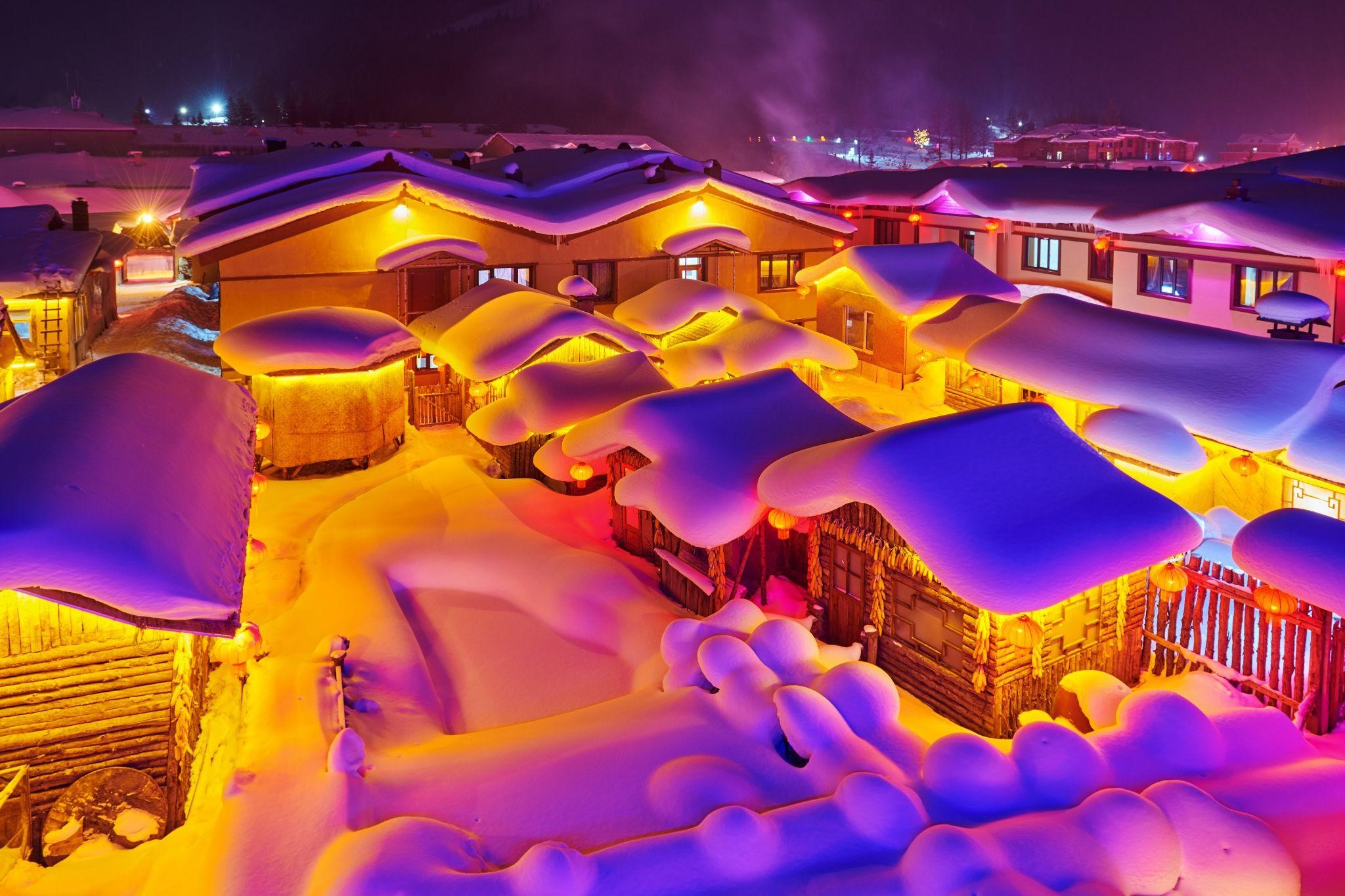 Khung cảnh ban đêm lung linh tại Thị trấn Tuyết Trung Quốc mùa đông