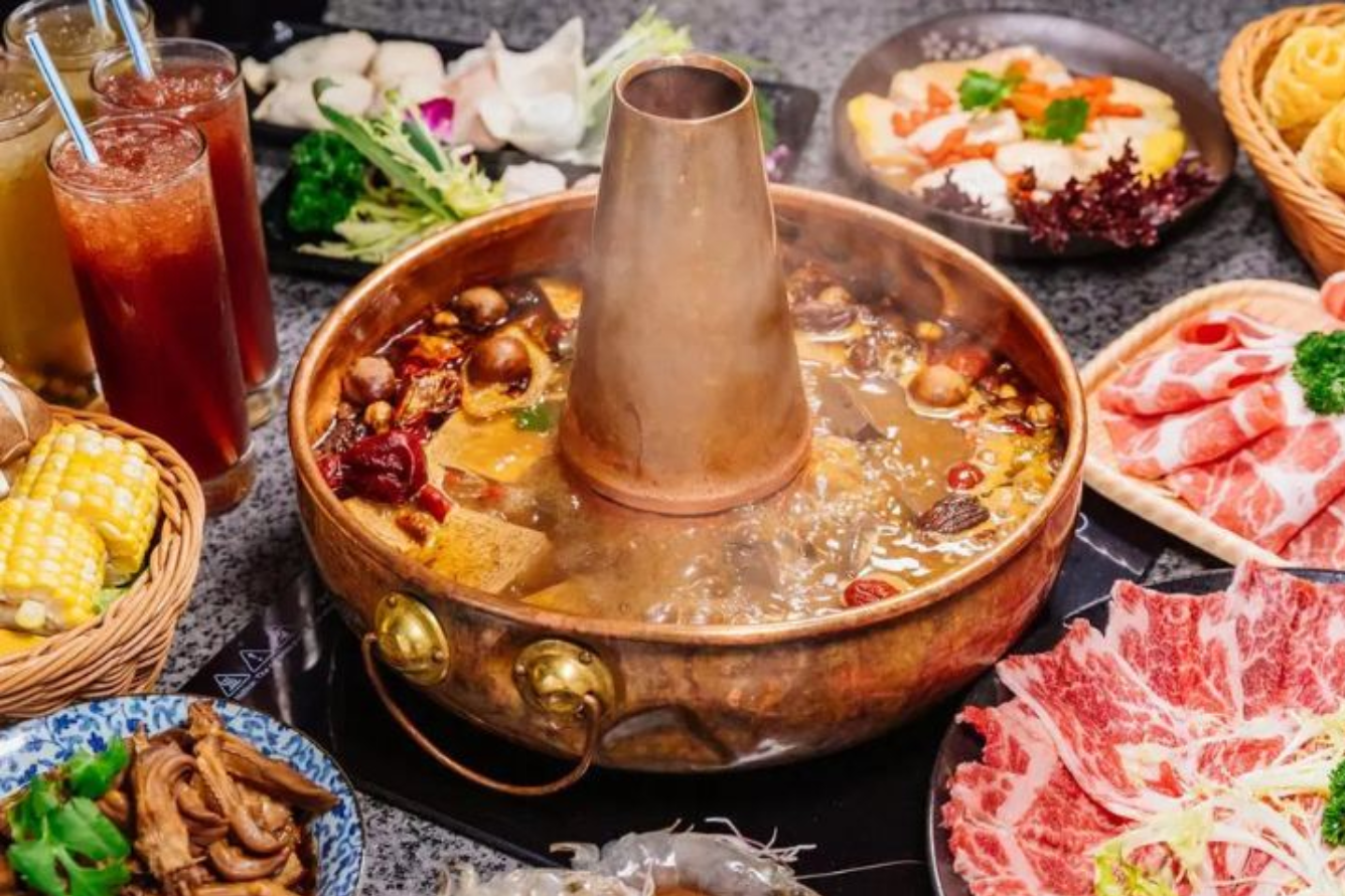 Lẩu Đông Bắc nóng hổi – món ăn quen thuộc trong mùa đông Cáp Nhĩ Tân