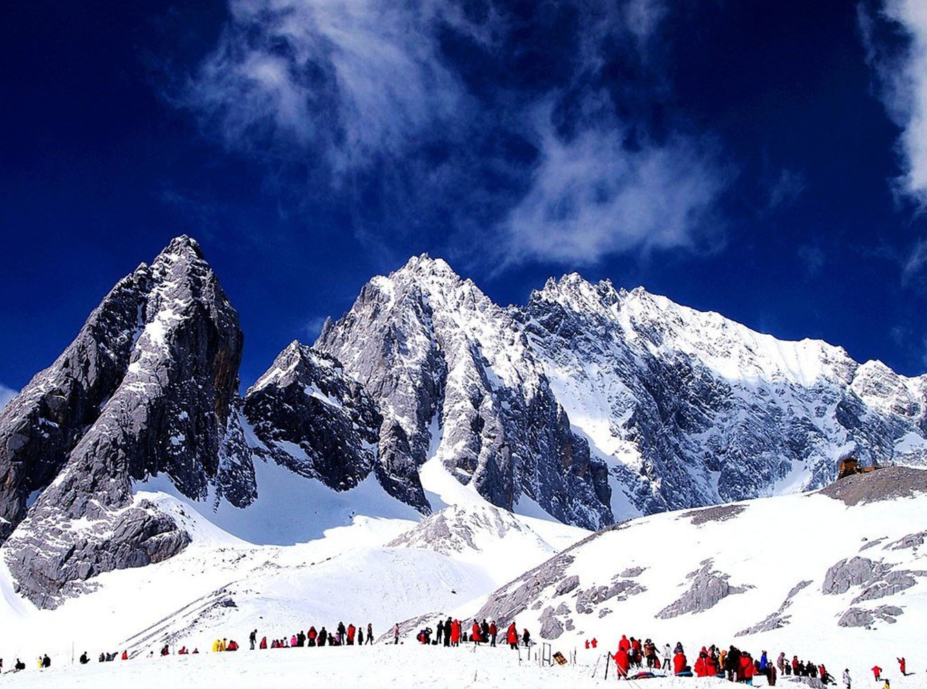 Núi tuyết Ngọc Long hùng vĩ gần các địa điểm du lịch Lệ Giang