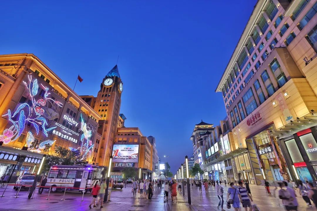 Phố Vương Phủ Tỉnh sôi động với hoạt động mua sắm và ẩm thực