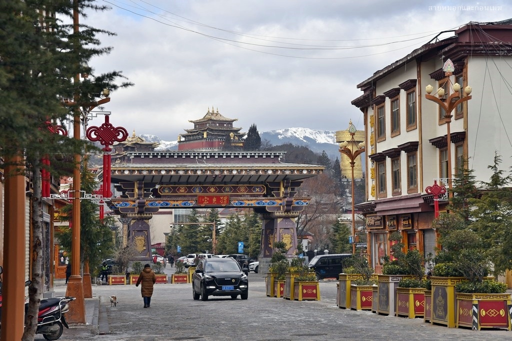 Phố cổ Dukezong với kiến trúc truyền thống Tây Tạng