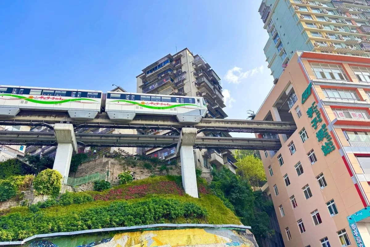 Tàu điện xuyên chung cư Lý Tử Bá – biểu tượng đô thị độc đáo của địa điểm du lịch Trùng Khánh