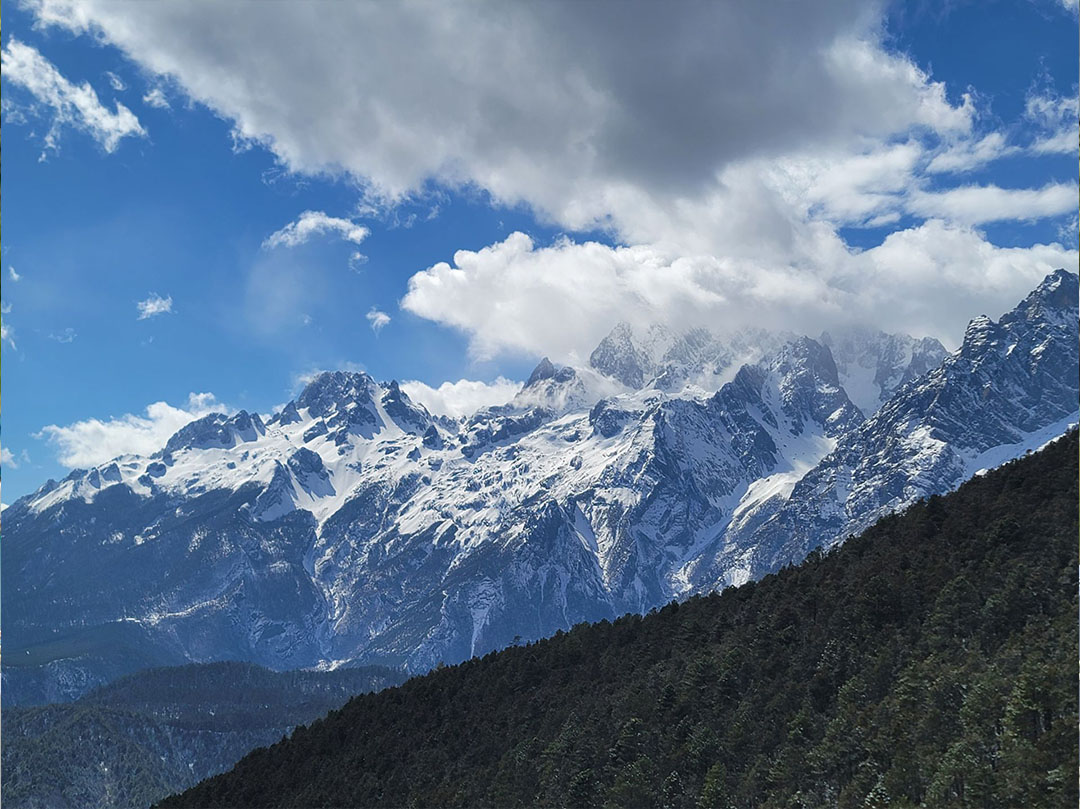 Toàn cảnh địa điểm du lịch Lệ Giang nhìn từ trên cao với phố cổ và núi tuyết