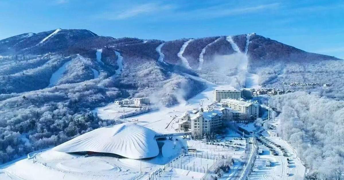 Toàn cảnh khu trượt tuyết trên núi phủ tuyết trắng ở Đông Bắc Trung Quốc