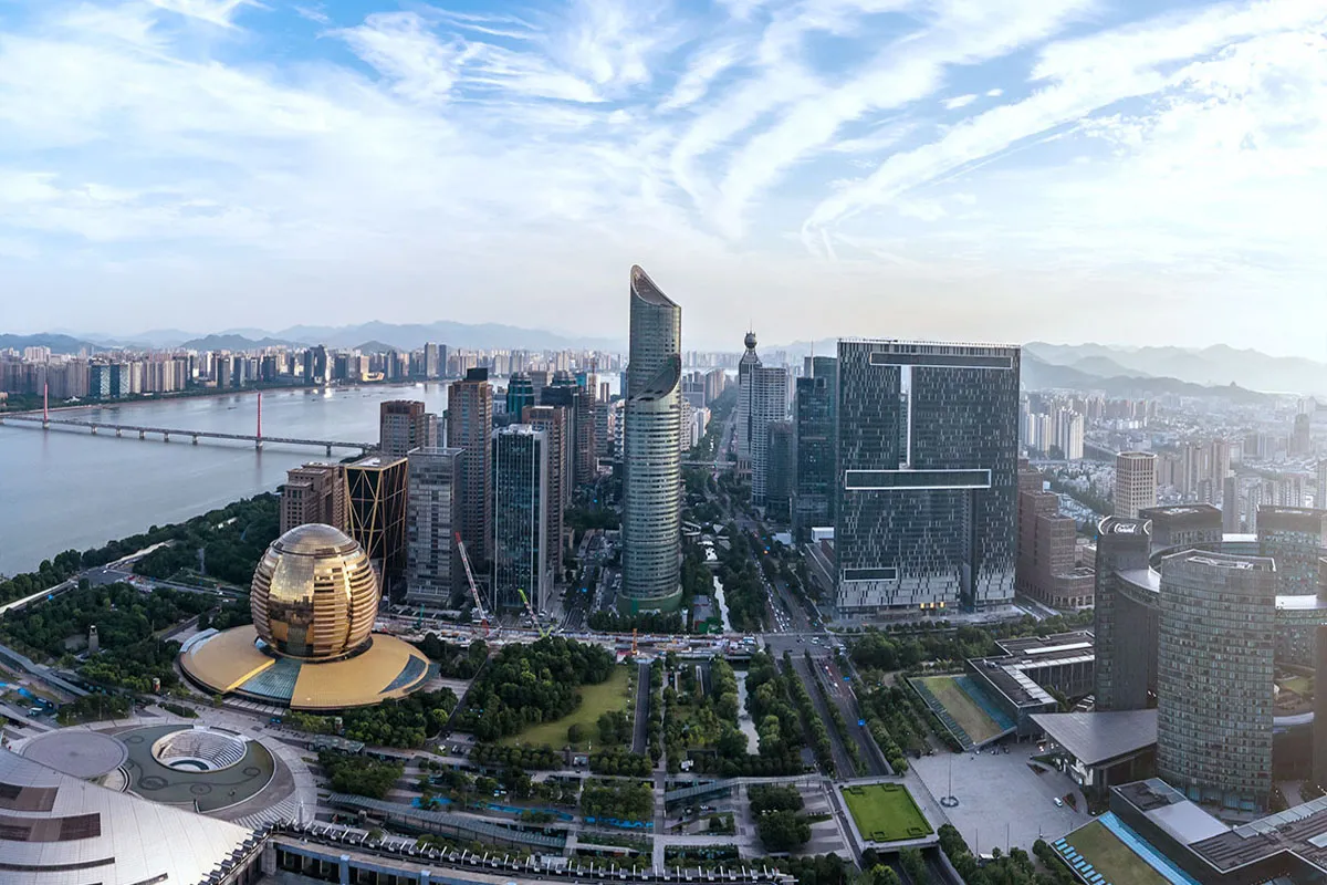 Toàn cảnh thành phố Hàng Châu hiện đại xen lẫn thiên nhiên