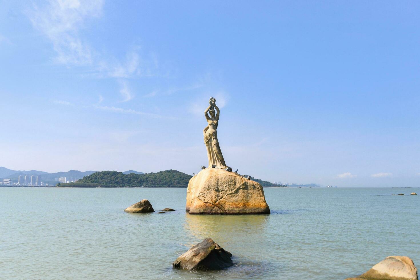 Tượng Nữ Thần Ngư Dân bên bờ biển Chu Hải